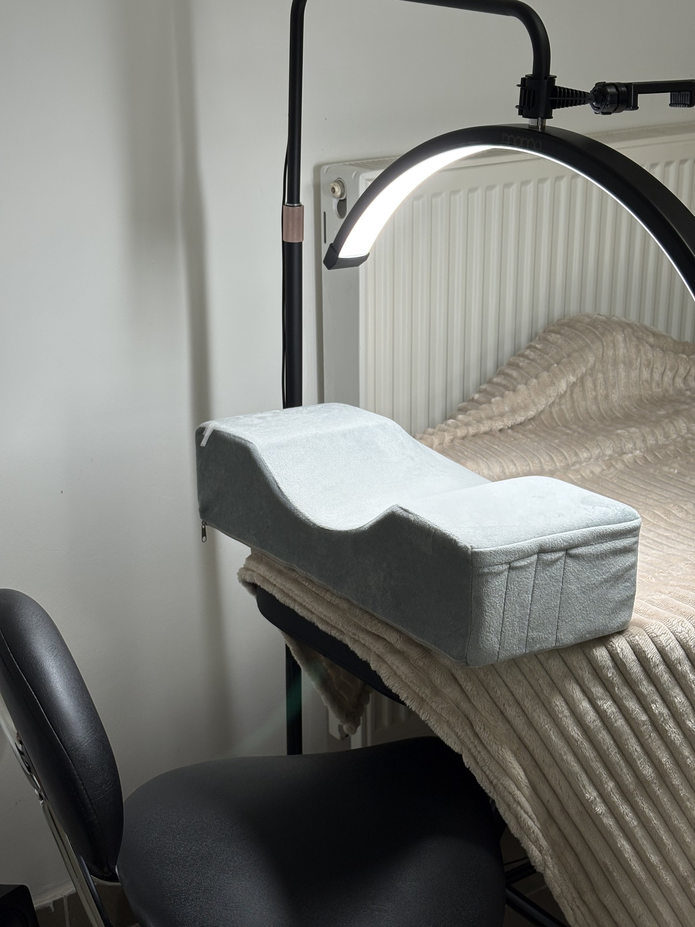 A kezelőágy a LED-lámpával, oldalról